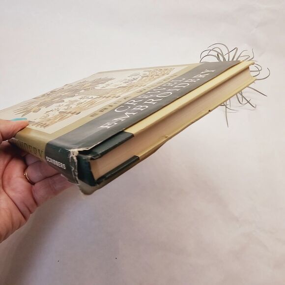 Vintage CREWEL EMBROIDERY How to Book by Erica Wilson HC DJ 1962 - Picture 8 of 12